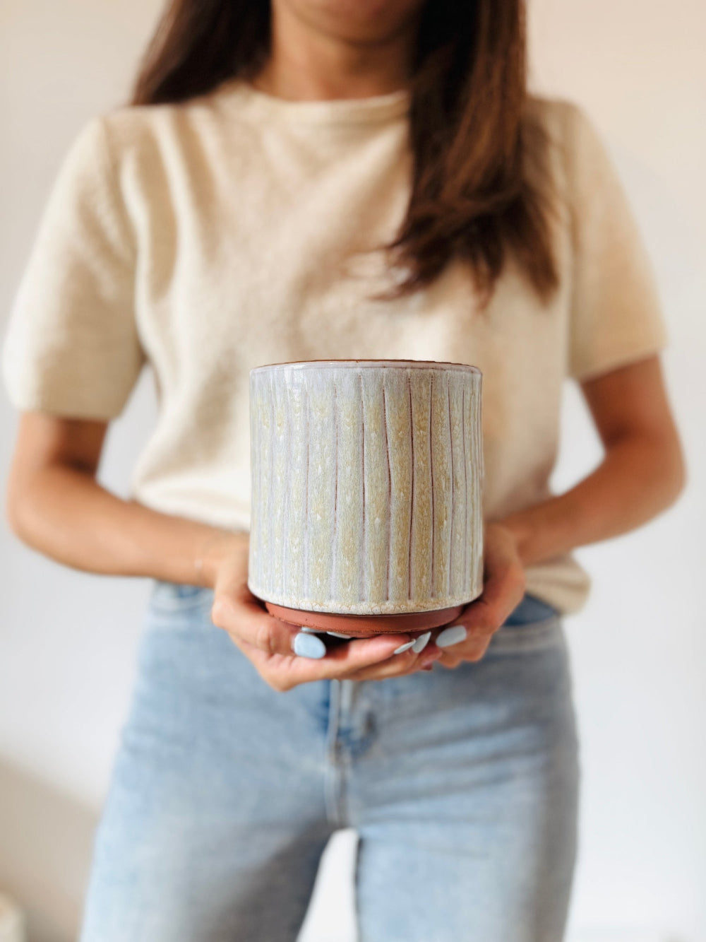 Beige bloempot keramiek – met fijne lijnen