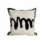 Sierkussen met zwarte tekening