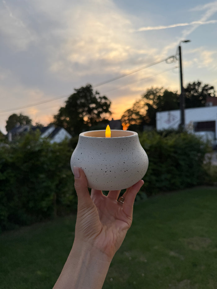 LED-kaars in gespikkelde keramieken pot – warm licht