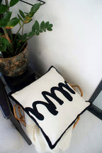 Sierkussen met zwarte tekening - Maison Des Bonheurs