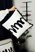 Sierkussen met zwarte tekening - Maison Des Bonheurs